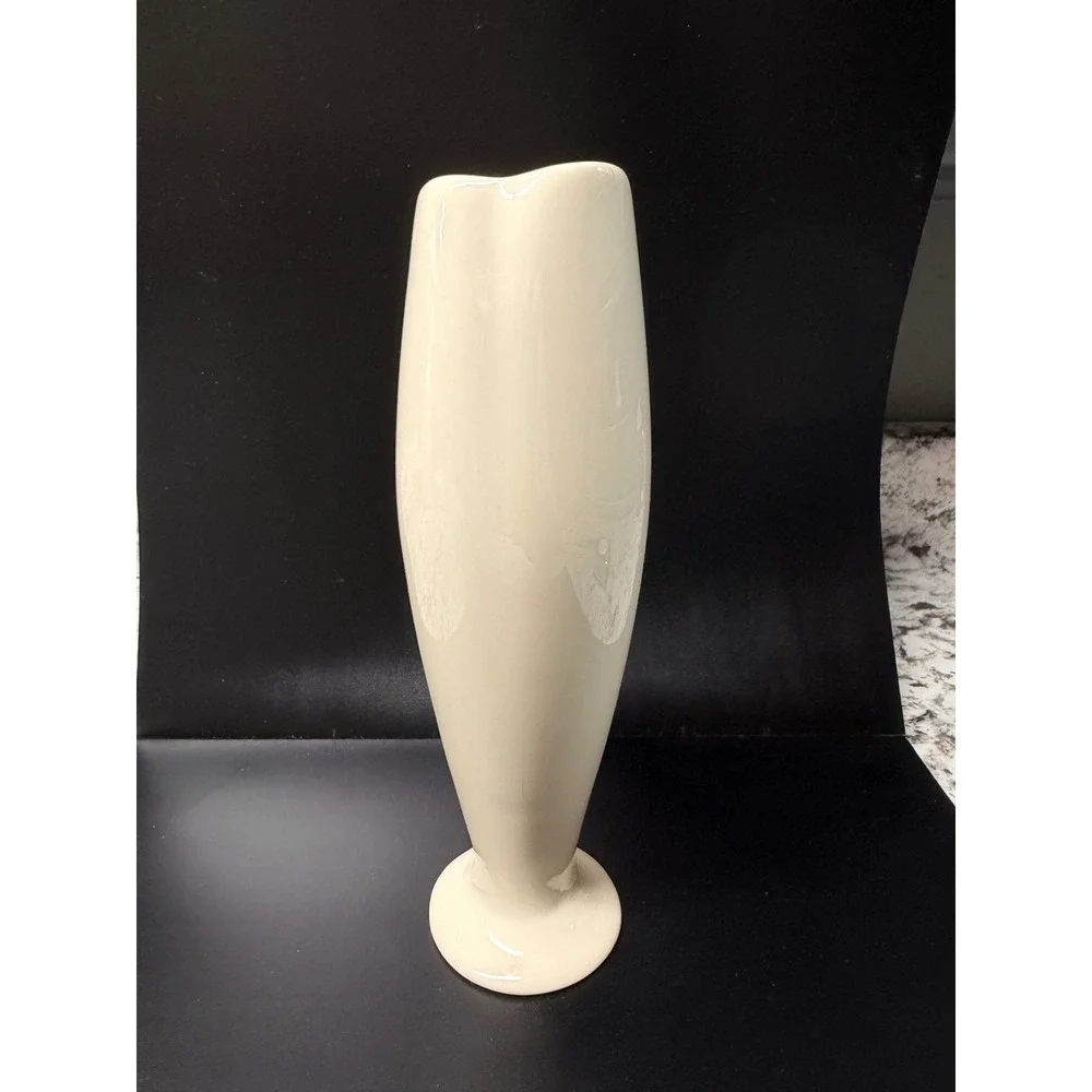 Lenox Ivory Fine China Bud Vase Gold Trim Heart Shape Rim 8 Inch Made in‎ USA